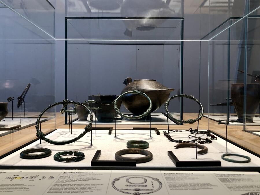 Vitrine de musée avec torcs celtiques