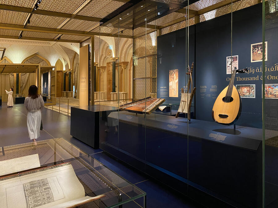 Demonteerbare & modulaire vrijstaande vitrine met muziekinstrumenten en tafelvitrine met boeken