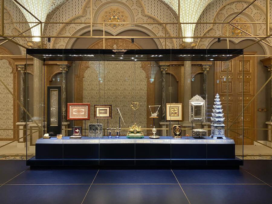 Demountable & modular freestanding showcase with art objects