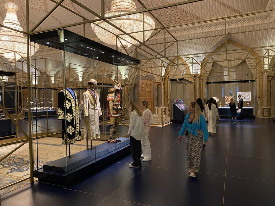 Demountable & modular freestanding showcase with armor and garments